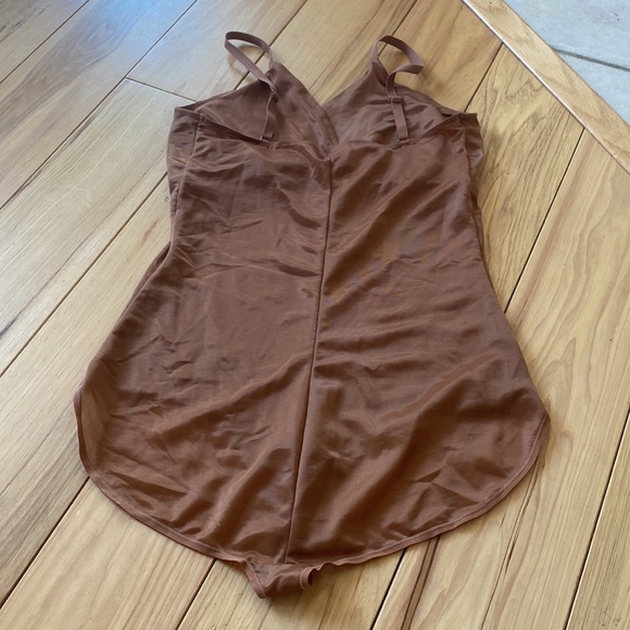 SKIMS BARELY THERE BODYSUIT BRIEF W/ SNAPS - Picture 3 of 4